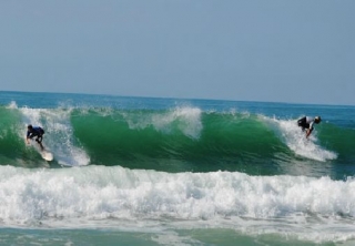 Clases de surf en las olas del Charenle 